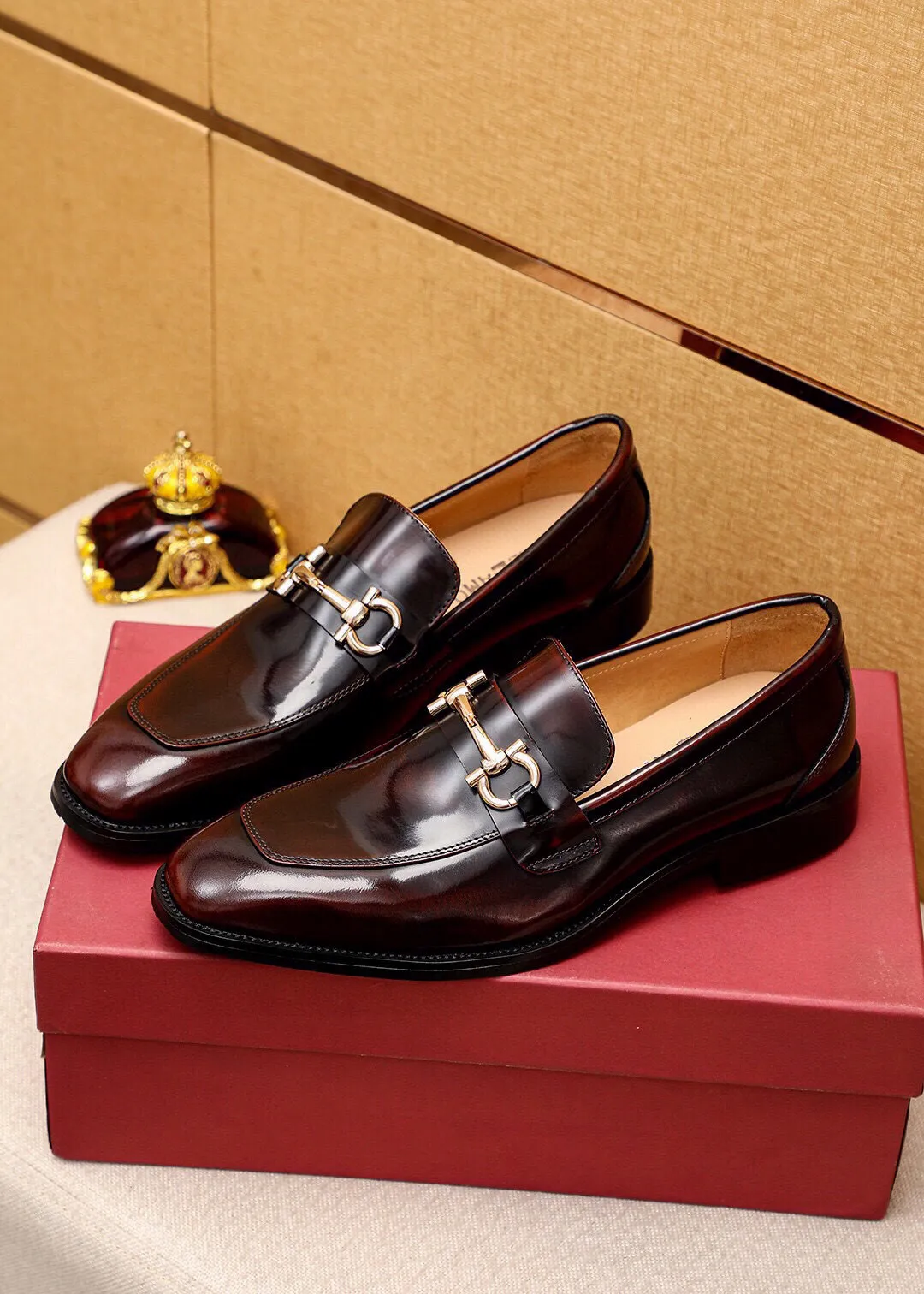 Men's shoes 💰480 💐 Product trademark: Ferragamo "Ferragamo" casual leather shoes Regular size: 38-44 (45.46.47🉑️Customized) Product materials: Selected imported first-layer open-edge beaded cowhide leather upper + luxury hardware buckle, imported water-dyed cowhide leather lining. Strong three-dimensional visual effect, original rubber outsole Color: 2⃣️colors available